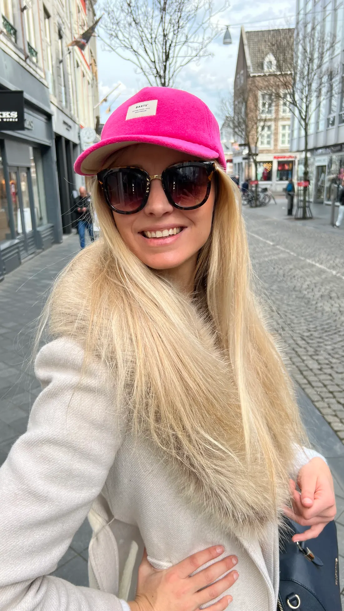 Anaïs en extérieur, casquette rose et lunettes de soleil