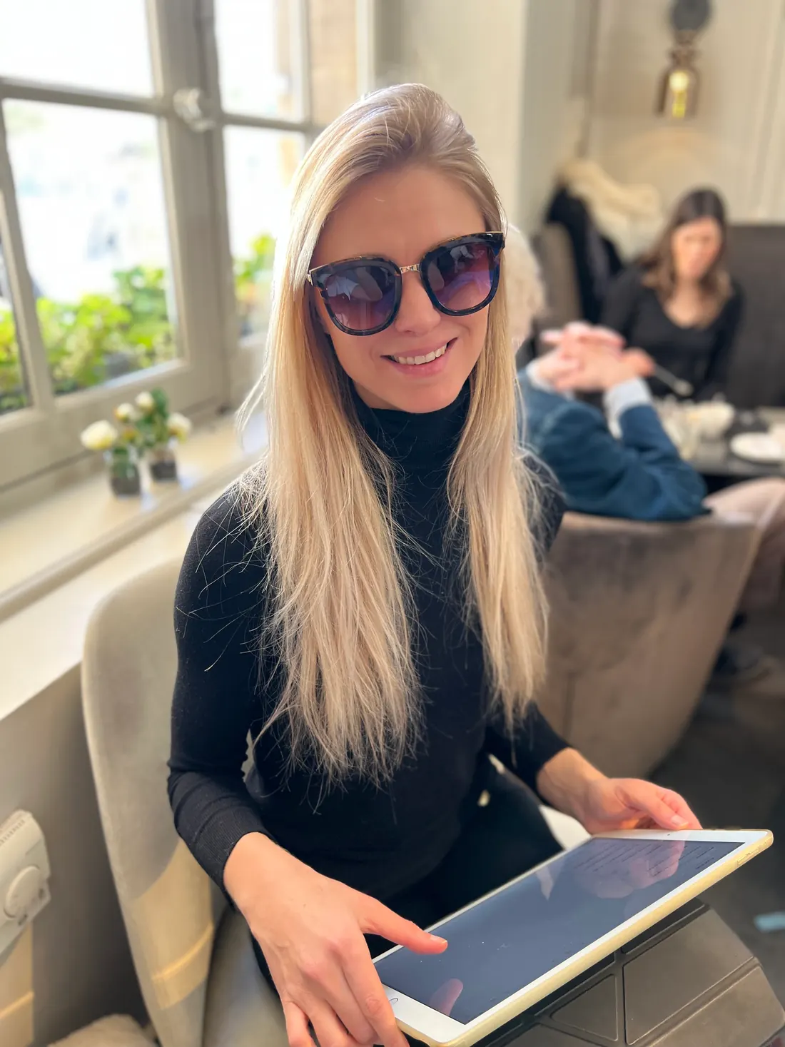 Anaïs, lunettes de soleil, tablette, ambiance lumineuse